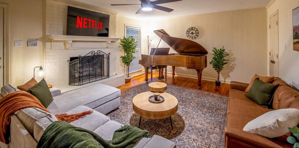 Communal lounge/ TV room, TV and multimedia, Living room, Seating area, Evening entertainment, fireplace, flat iron