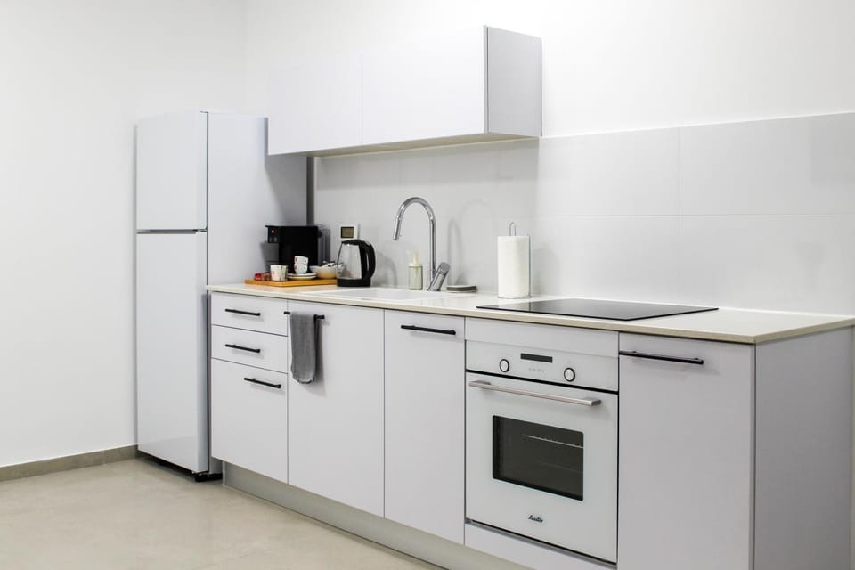 Coffee/tea facilities, Kitchen or kitchenette, minibar, oven, stove, kitchen