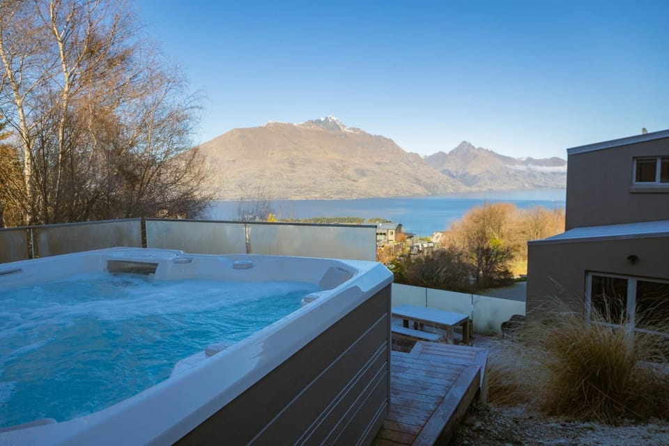 Opuke House- Free Parking- Lake views- BBQ- Spa House in Queenstown