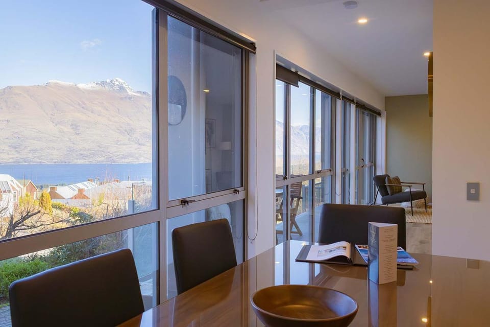 Opuke House- Free Parking- Lake views- BBQ- Spa House in Queenstown