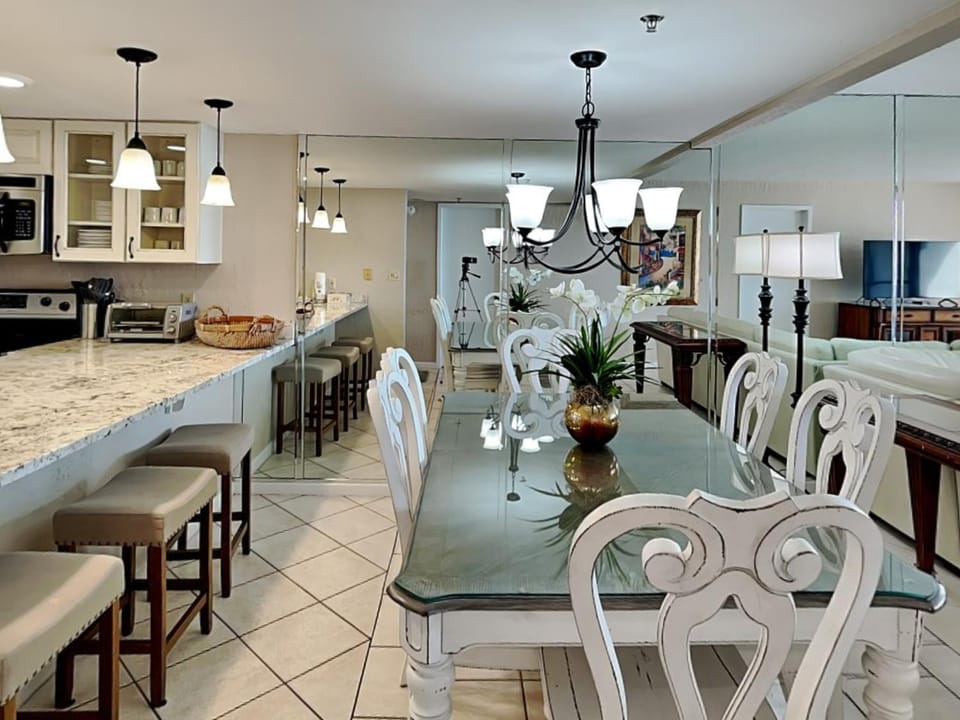 Kitchen or kitchenette, Living room, Seating area, Dining area, furniture, microwave