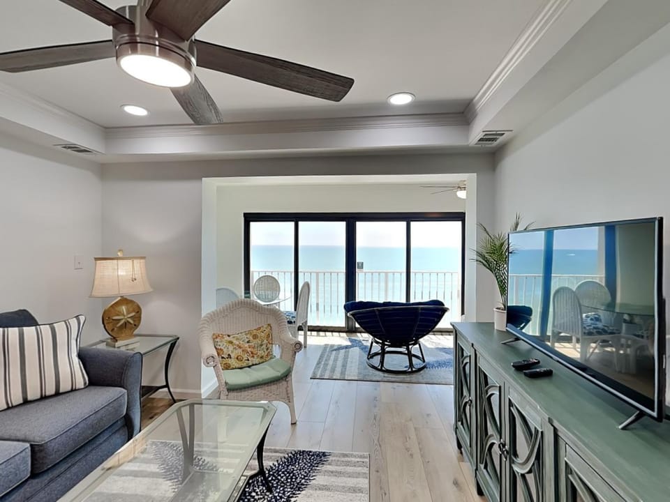 TV and multimedia, View (from property/room), Balcony/Terrace, Living room, Seating area, Sea view, furniture
