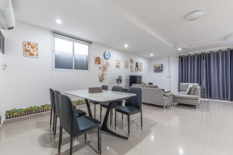 Living room, Seating area, air conditioner
