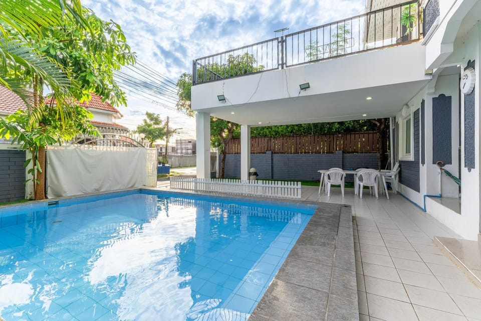 View (from property/room), Balcony/Terrace, Swimming pool, sunbed