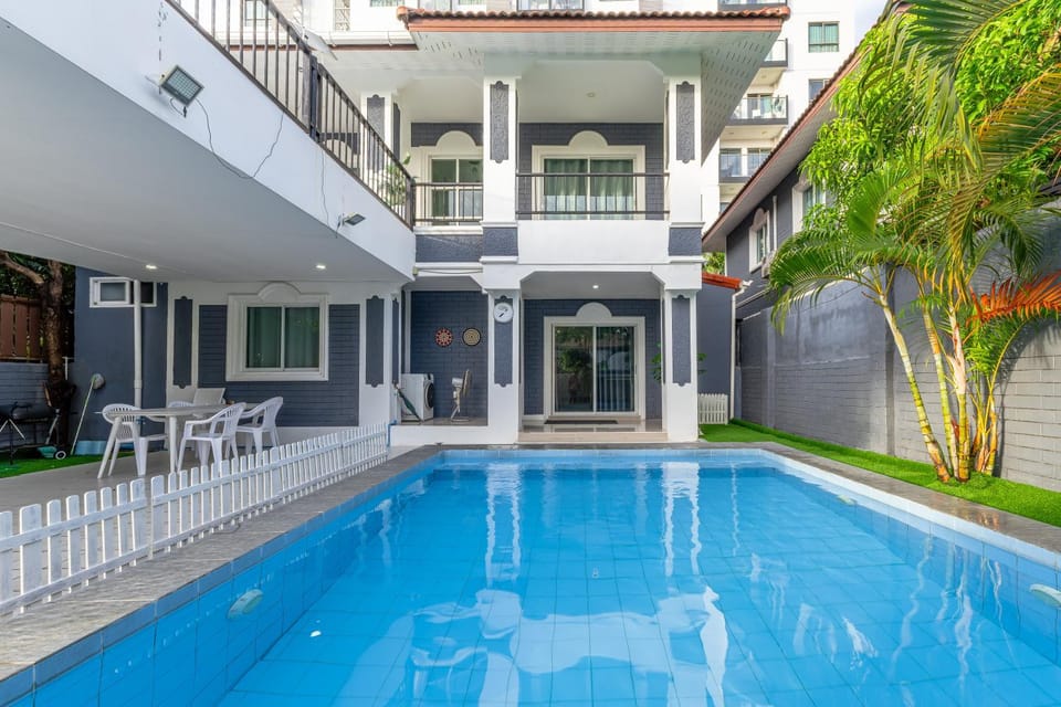 Property building, Pool view, Swimming pool, sunbed