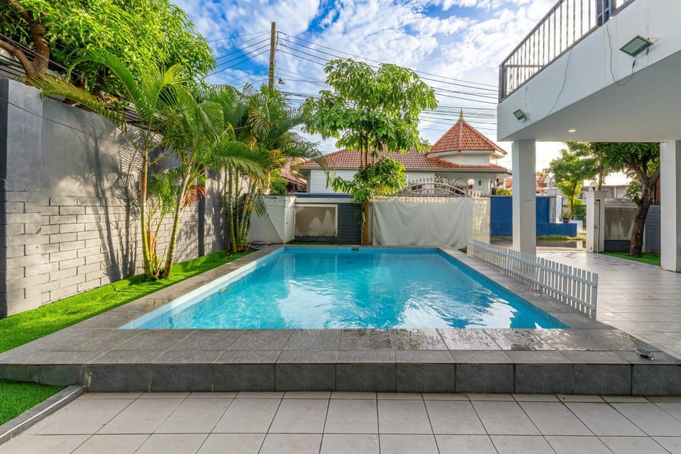 Property building, Day, Garden, Garden view, Pool view, Swimming pool, sunbed