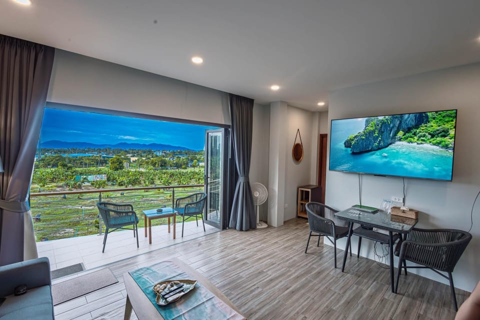Communal lounge/ TV room, TV and multimedia, View (from property/room), Balcony/Terrace, Seating area, Dining area