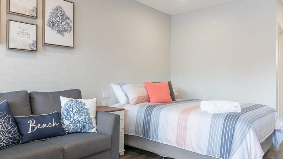 Coasters 18 - steps from downtown Sawtell Motel in Middle Arm