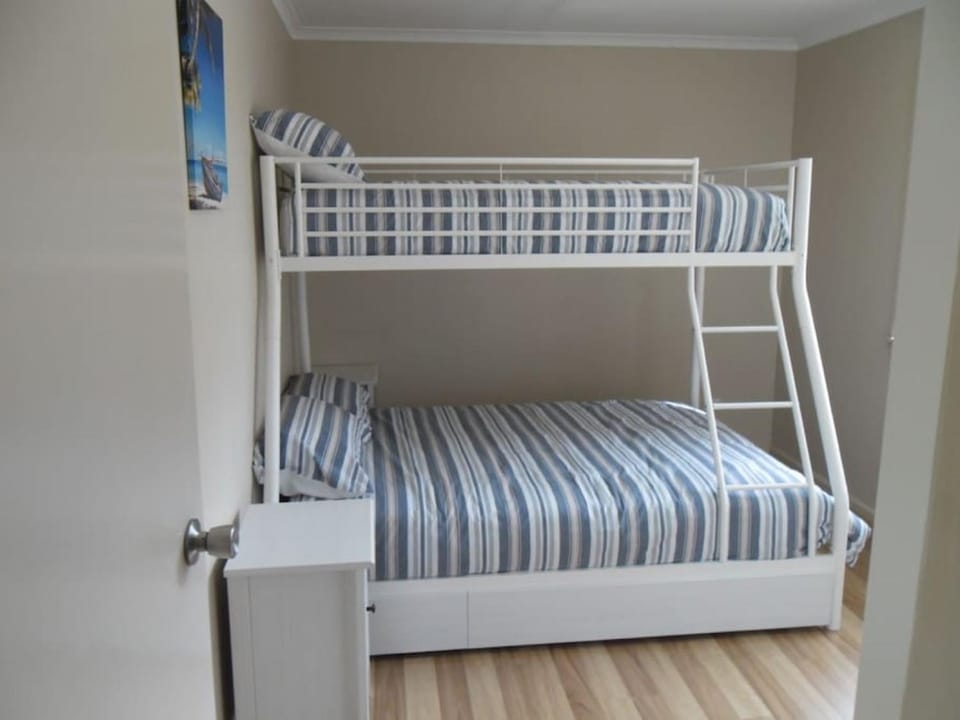Little Sanctuary by Book Jervis Bay - Your Perfect Getaway, A Short Stroll to Palm Beach House in Saint Georges Basin