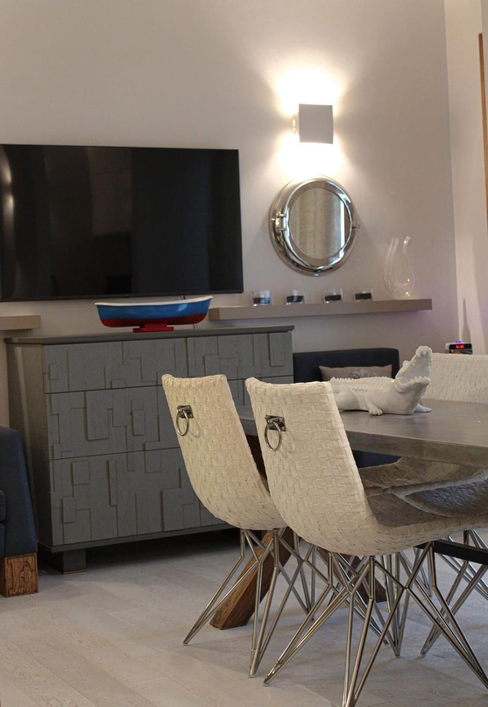 TV and multimedia, Kitchen or kitchenette, Living room, Seating area, Dining area