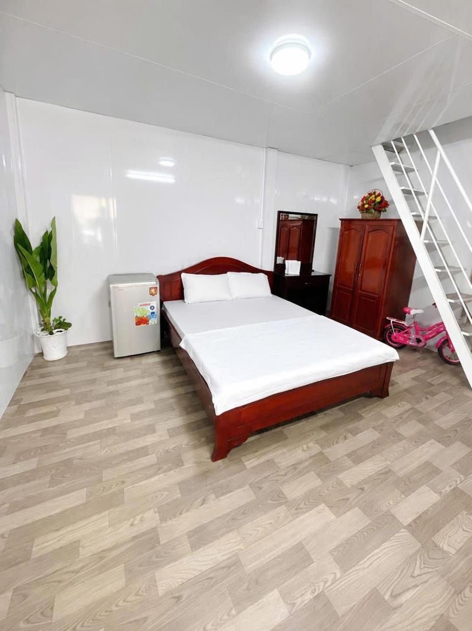 Photo of the whole room, Bedroom