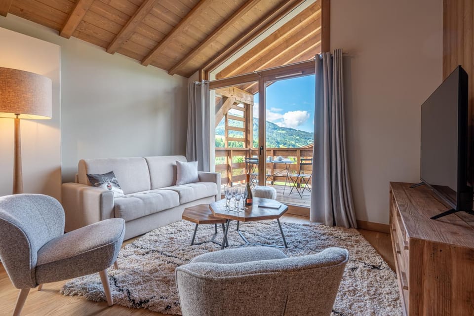 Natural landscape, TV and multimedia, Living room, Seating area, Mountain view