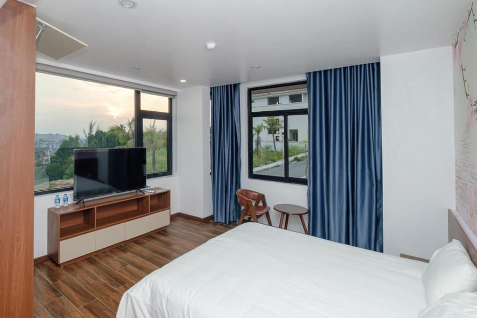 Communal lounge/ TV room, Bed, TV and multimedia, Photo of the whole room, Evening entertainment, Bedroom, hair dresser