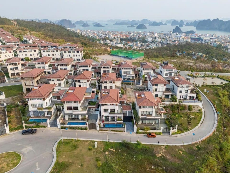 Property building, Day, Natural landscape, Bird's eye view, City view, Mountain view, Pool view, Sea view, Street view, Swimming pool, Location, Parking