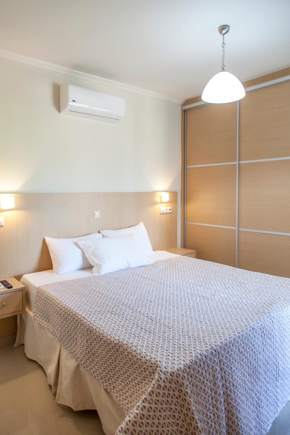 Bed, air conditioner