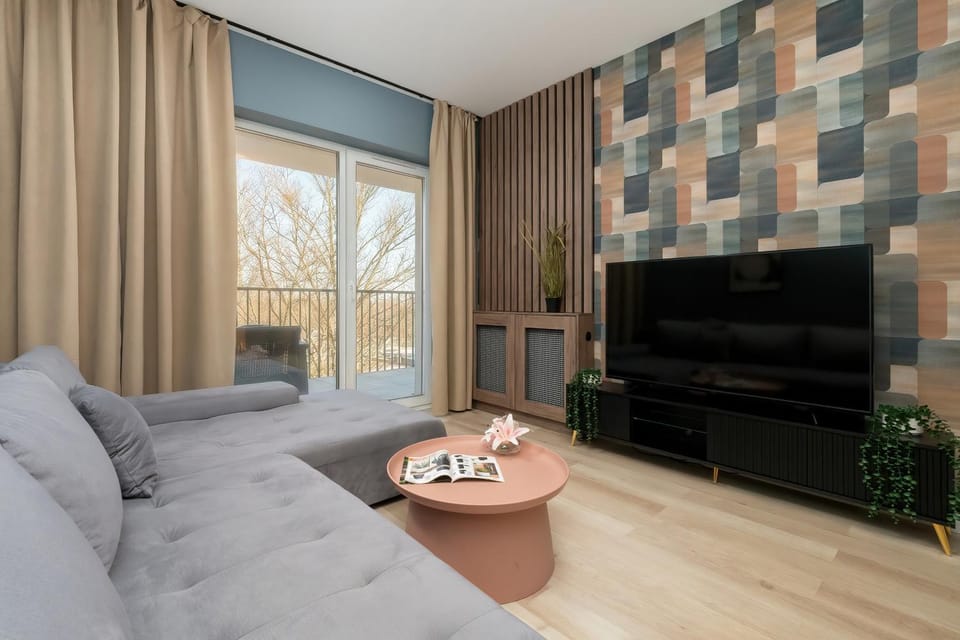TV and multimedia, Living room, Seating area, Evening entertainment