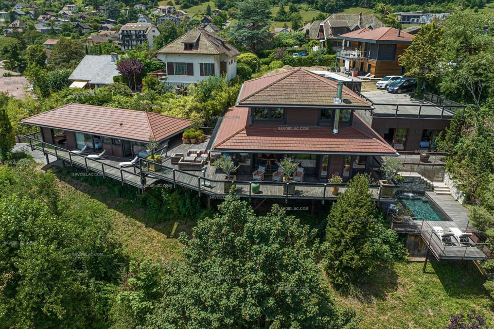 Property building, Day, Neighbourhood, Natural landscape, Bird's eye view, Location, Parking