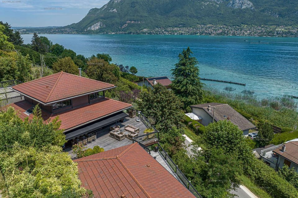 Property building, Day, Natural landscape, Bird's eye view, Lake view, Mountain view