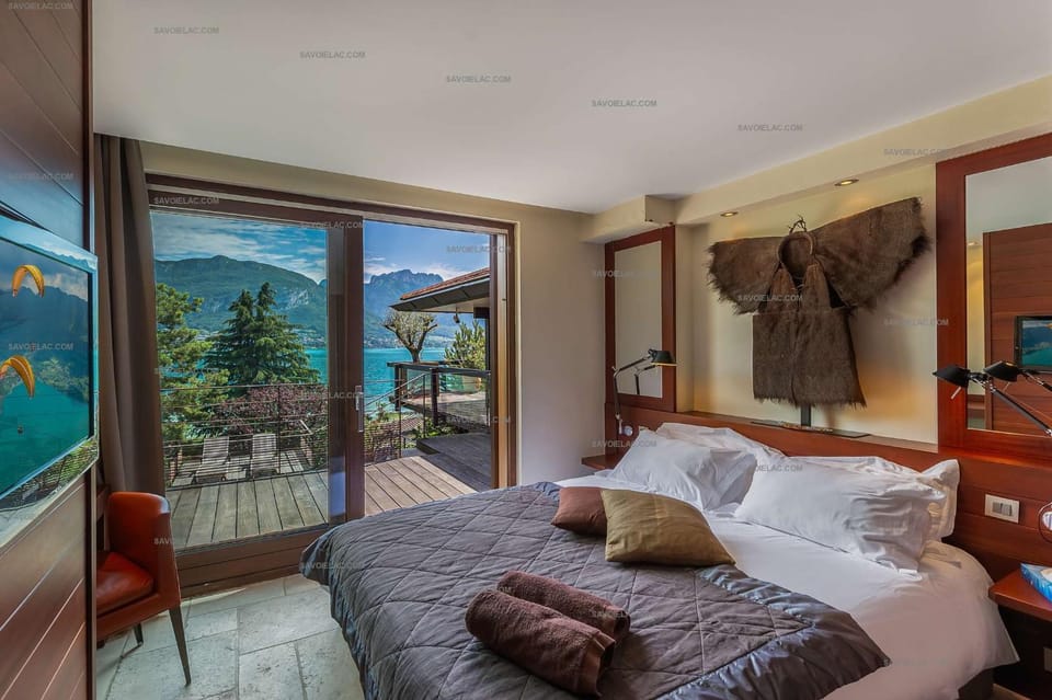 Bed, Natural landscape, TV and multimedia, Photo of the whole room, Bedroom