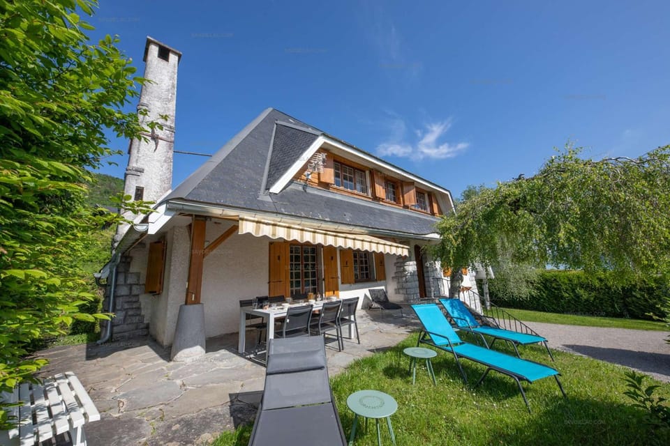 Property building, Patio, Spring, Day, Natural landscape, Garden, Garden view, sunbed