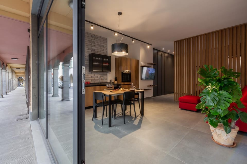 Communal lounge/ TV room, TV and multimedia, Kitchen or kitchenette, Living room, Seating area, Evening entertainment, Quiet street view, minibar