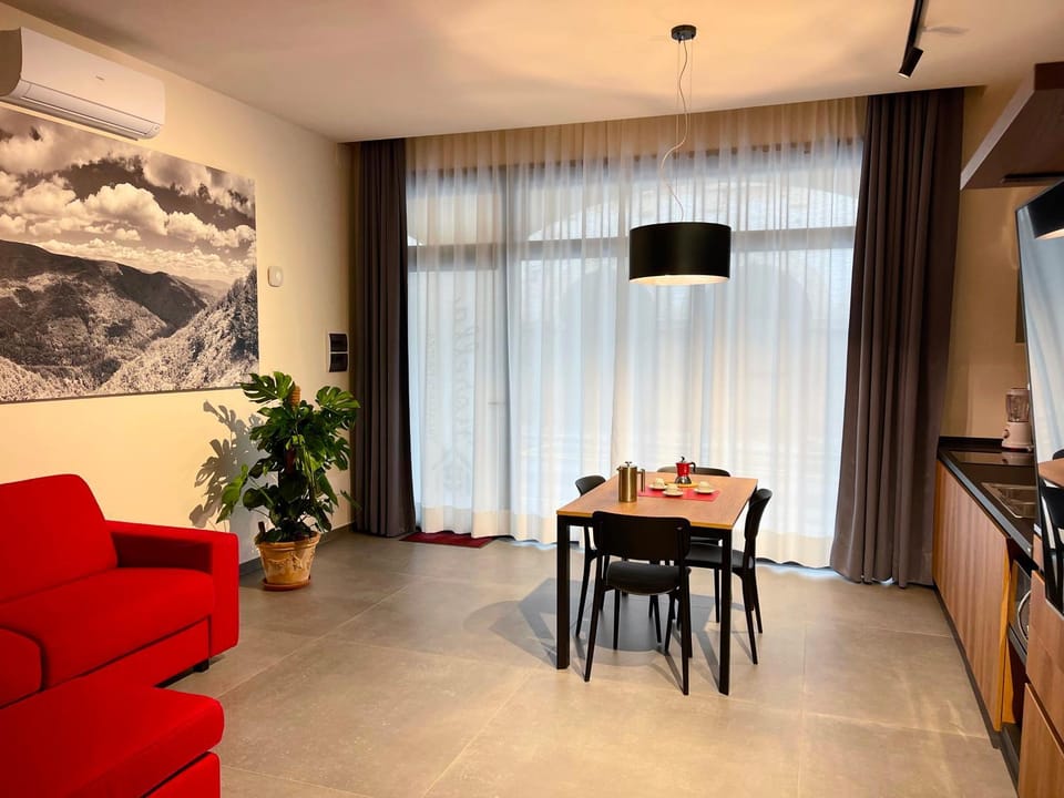 Kitchen or kitchenette, Living room, Seating area, kitchen