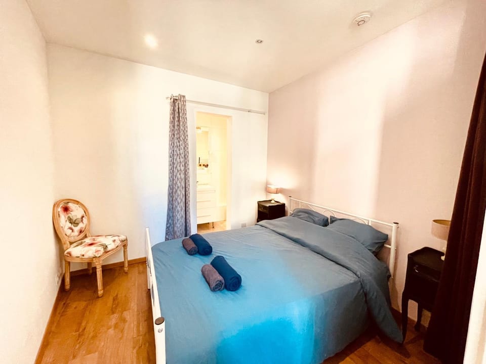 Photo of the whole room, Bedroom