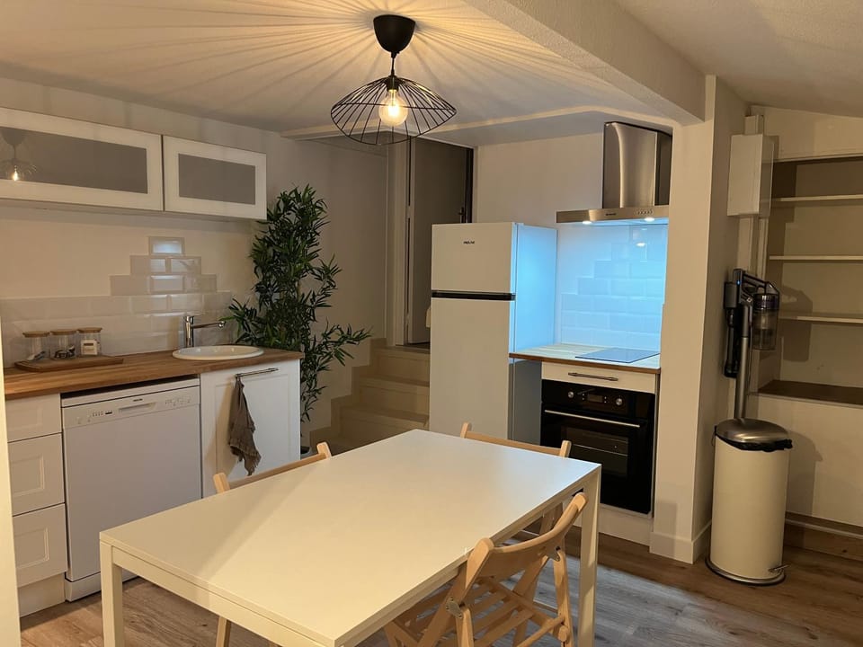 Kitchen or kitchenette, Dining area, dishwasher, minibar, pet friendly, stove