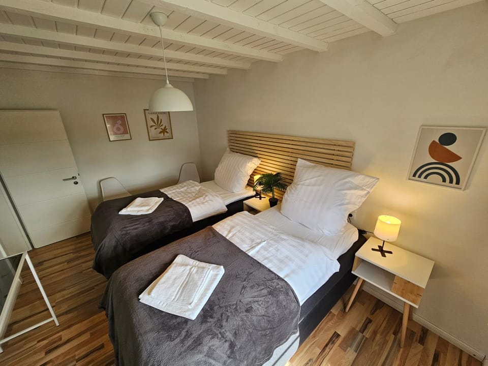 Bed, Bedroom, towels