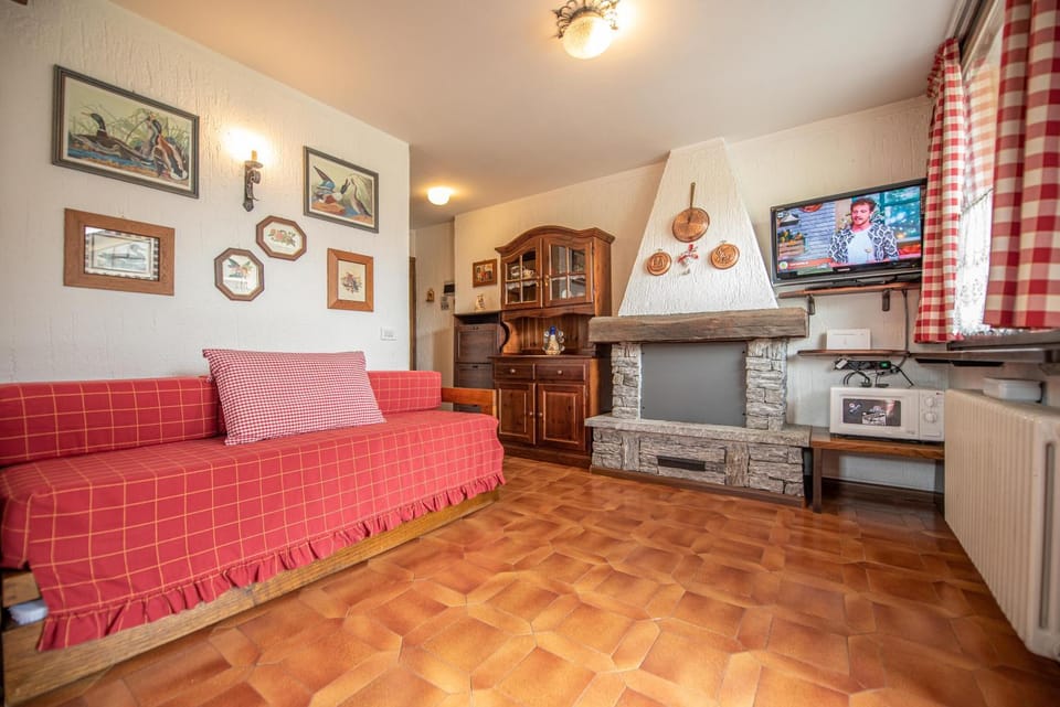 Bed, Living room, oven, stove