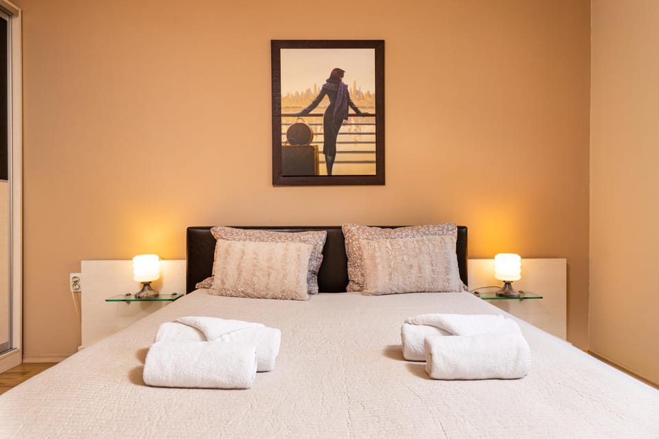 Bed, Bedroom, towels