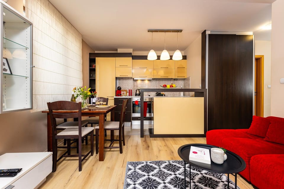Kitchen or kitchenette, Living room, Seating area, Dining area