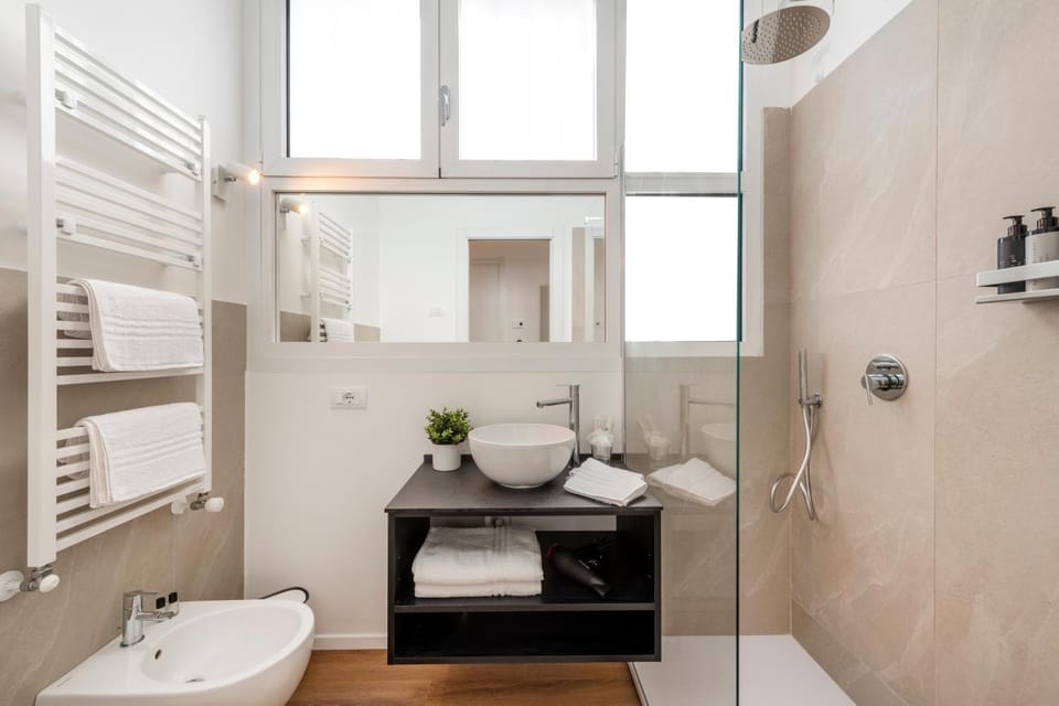 Shower, Toilet, Bathroom, towels