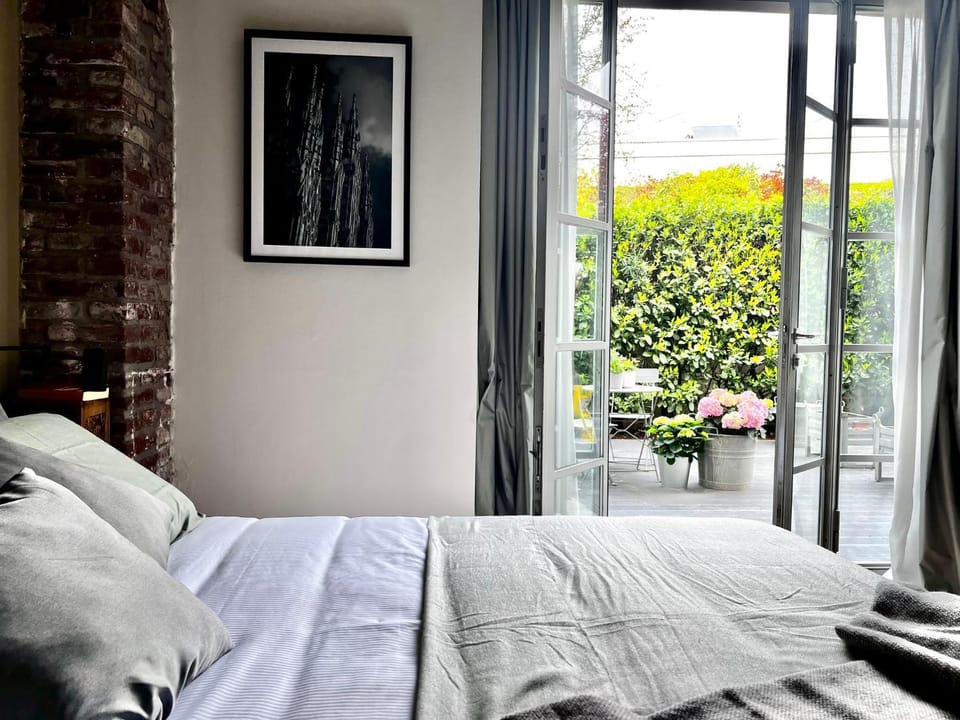 Bed, Bedroom, Garden view