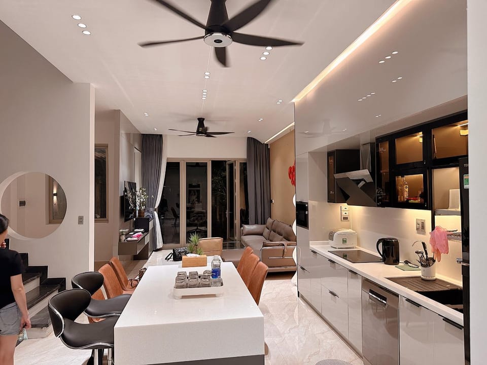 TV and multimedia, Coffee/tea facilities, Kitchen or kitchenette, Living room, Seating area, Dining area, fireplace, minibar