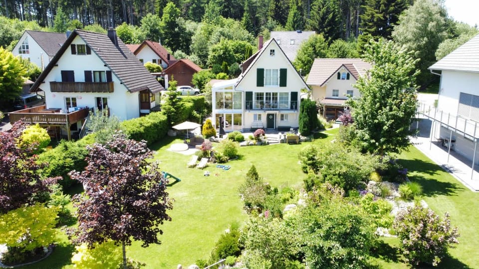 Wolfsgrund Villa und/oder Apartment - Luxus in Seenähe mit tollem Garten Bed and Breakfast in Schluchsee