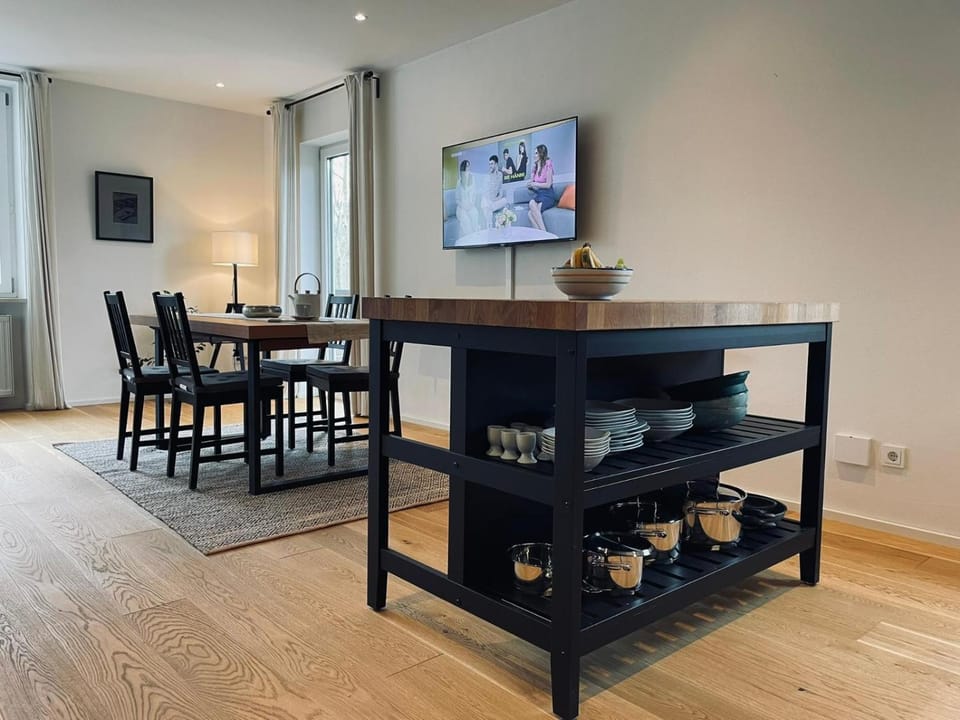 TV and multimedia, Seating area, Dining area