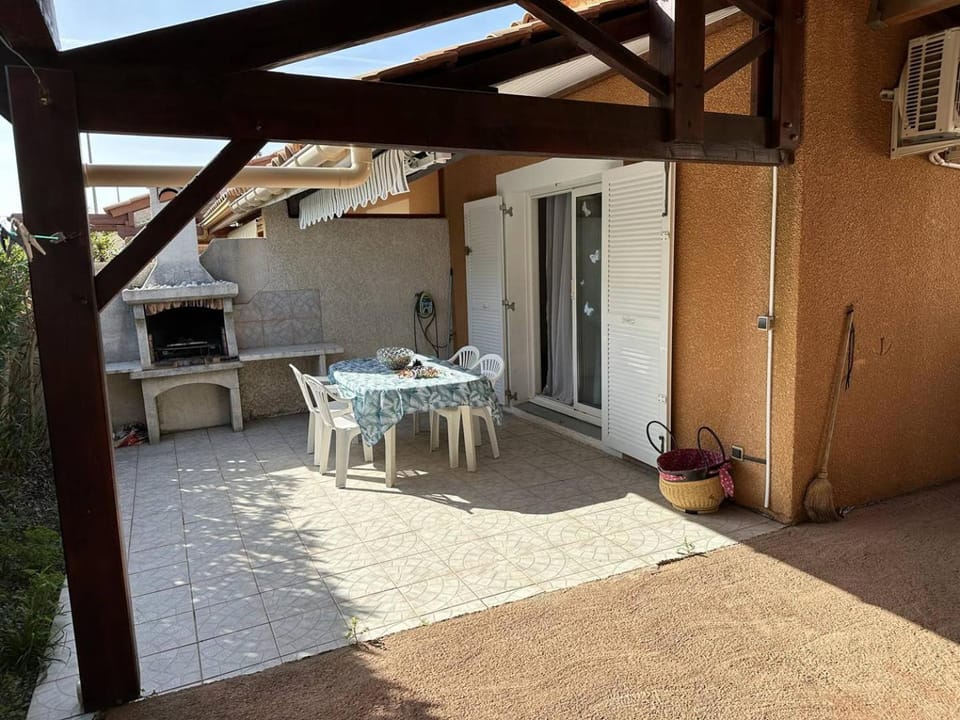 Property building, Patio, Day, BBQ facilities, View (from property/room), Balcony/Terrace, Dining area