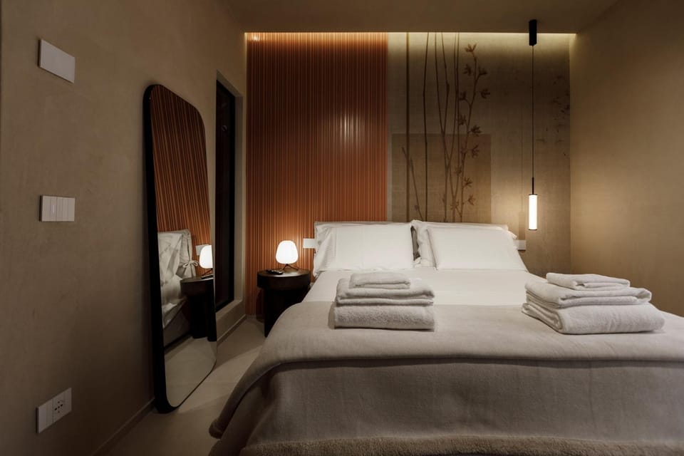 Bed, Photo of the whole room, Bedroom, towels