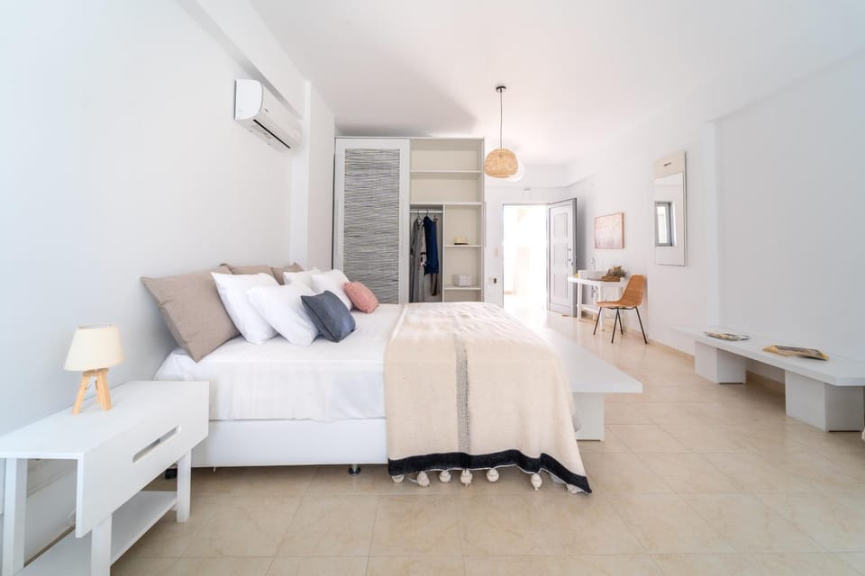 Bed, Living room, Photo of the whole room, Seating area, Bedroom, air conditioner