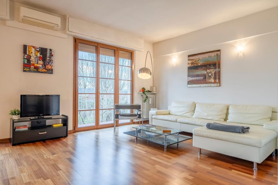 TV and multimedia, Living room, Seating area, air conditioner