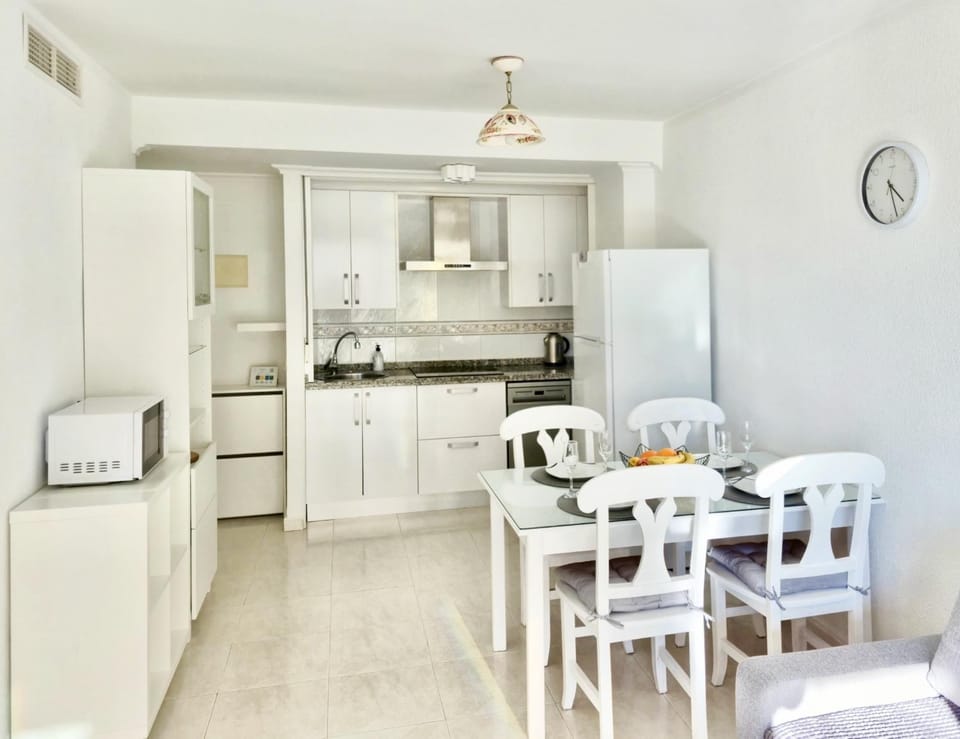 Kitchen or kitchenette, Dining area, dishwasher