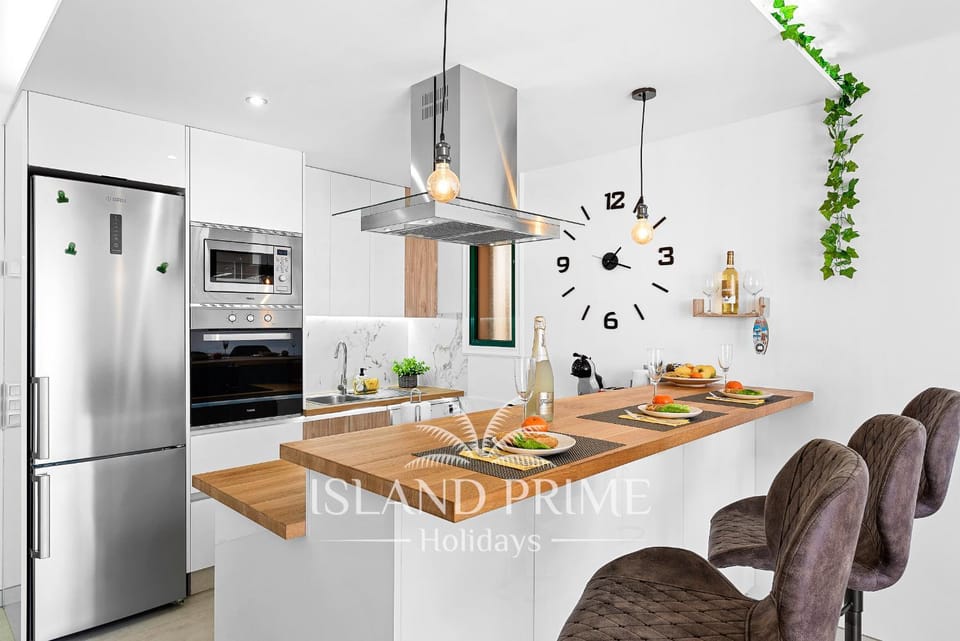 Kitchen or kitchenette, Dining area, minibar, pet friendly, stove