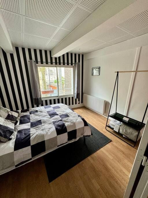 Photo of the whole room, Bedroom