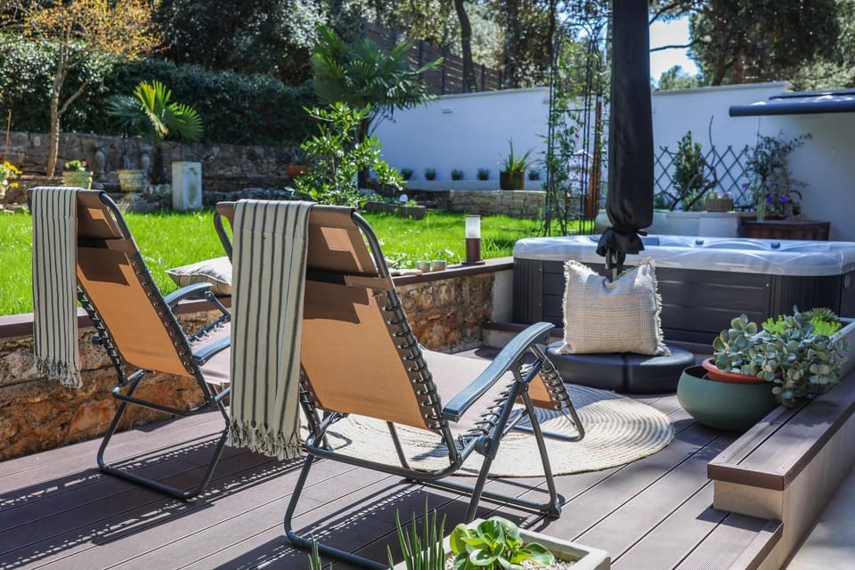 Garden, Hot Tub, sunbed