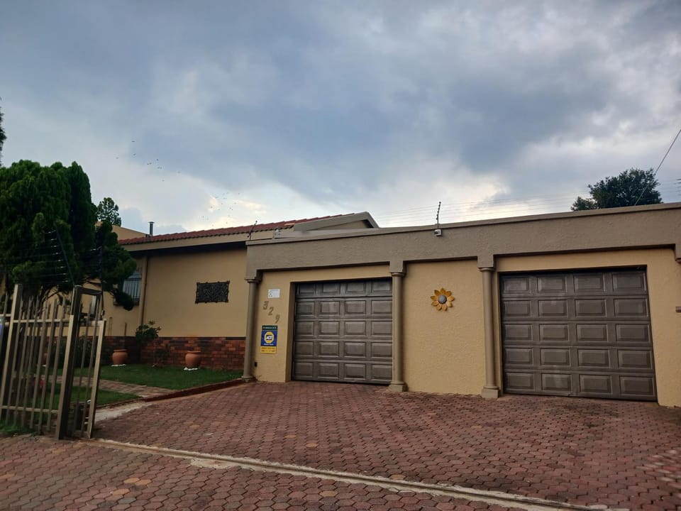 Golden Glory Manor Bed and Breakfast in Roodepoort