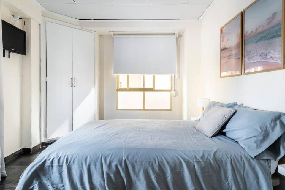 Bed, TV and multimedia, Photo of the whole room, Bedroom