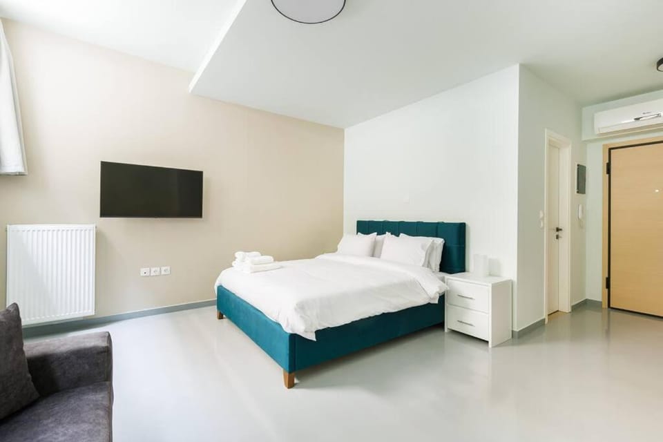 Bed, TV and multimedia, Photo of the whole room, Evening entertainment, Bedroom, towels