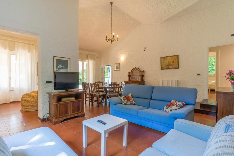 TV and multimedia, Living room, Seating area, Evening entertainment