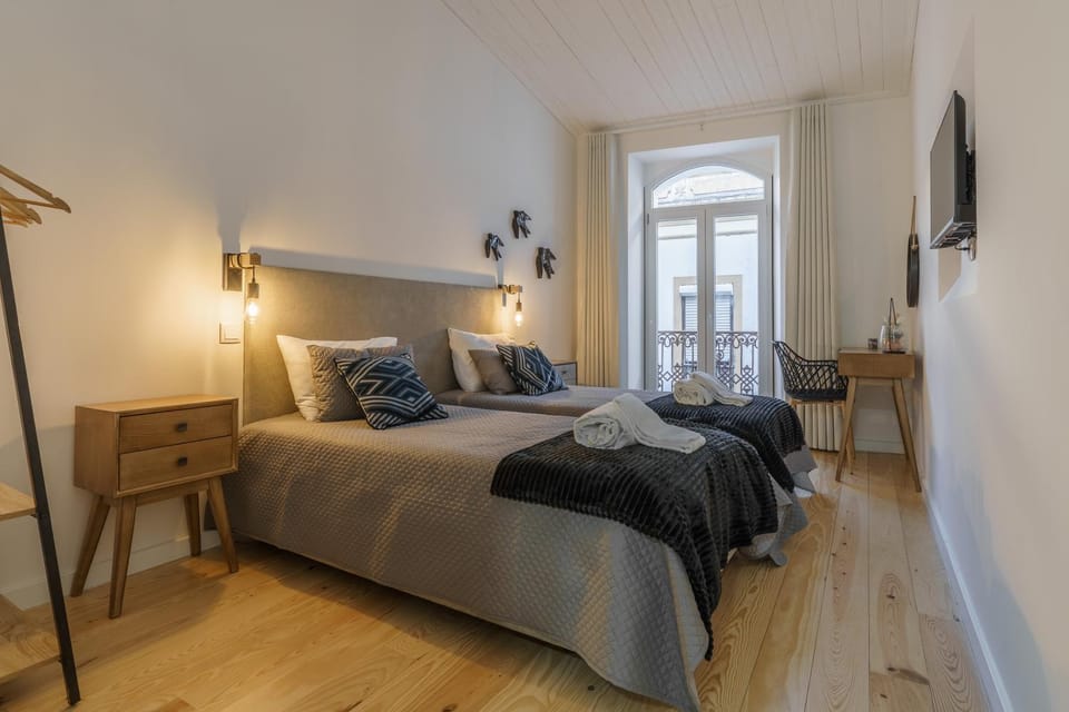Bed, TV and multimedia, Bedroom